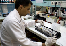 ممارس صحي في المختبر