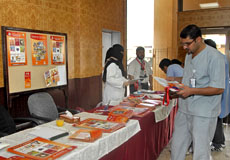 إحدى المشاركات توزع منشورات للمتفاعلين مع إحدى أنشطة إدارة الطب الوقائي ومكافحة العدوى 