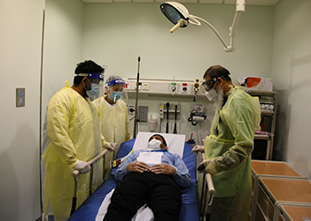 اسعاف مريض ضمن فرضية إخماد حريق في مستشفى الإمام عبدالرحمن بن فيصل بالدمام