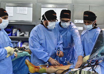 استبدال مفصل الركبة بتقنية الروبوت