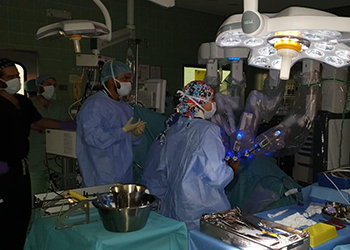 نجاح أو عملية استئصال ورم سرطاني باستخدام جهاز الروبوت (الجراح الآلي دافنشي Di Vinci )