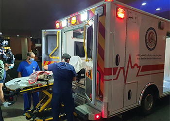 الفريق الطبي ينقل التوأم الطفيلي بسيارة الإسعاف الطبية متجهاً إلى مستشفى الملك عبدالله التخصصي للأطفال 