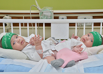 الدكتور الربيعة: تأجيل إجراء عملية فصل التوأم السيامي السعودي (شيخة و شموخ) بسبب عارض صحي