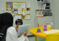 اخصائية علاج التخاطب والنطق مع طفل