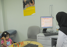 اخصائية علاج التخاطب والنطق مع طفل