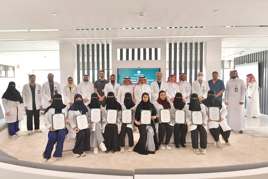 مجموعة من الفنيين في قسم جراحة العظام يحملون شهادات تكريم في حفل تخريج اول دفعة من فنيي التجبير بحضور الإدارة العليا