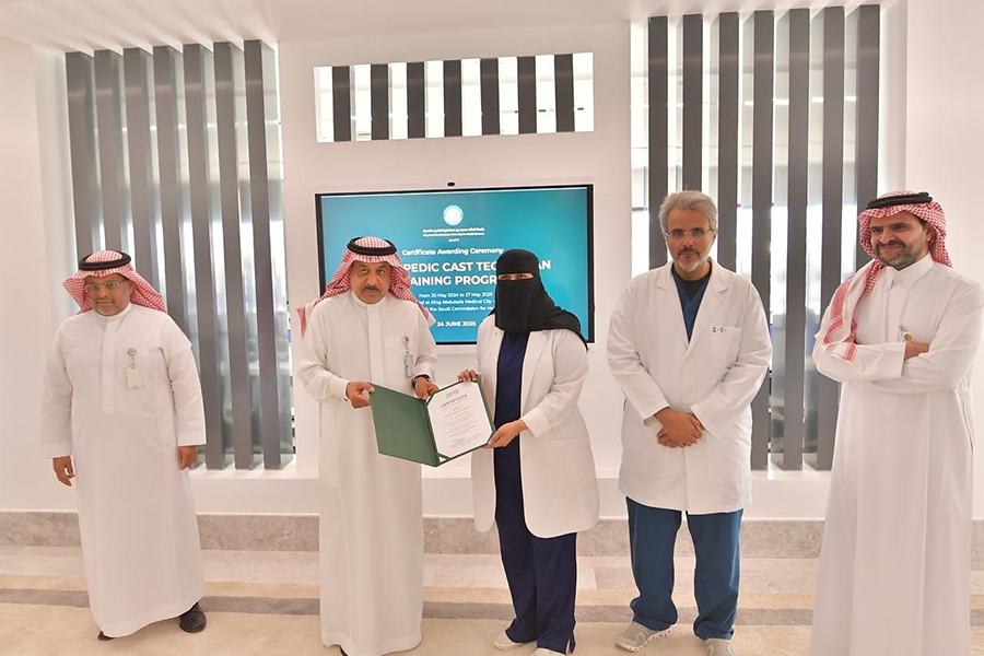 معالي الدكتور بندر القناوي يسلم شهادة لإحدى الخريجات