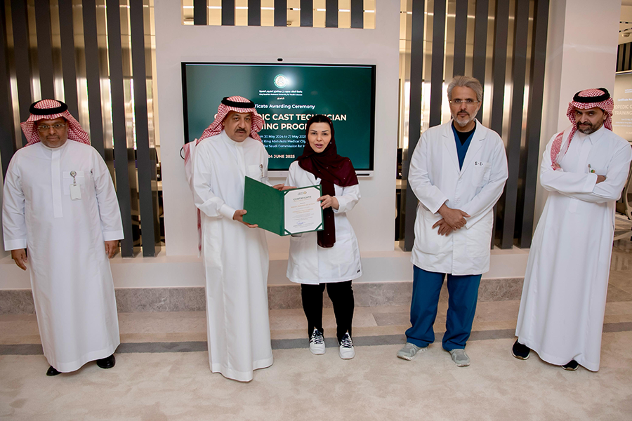 معالي الدكتور بندر القناوي يسلم شهادة لإحدى الخريجات