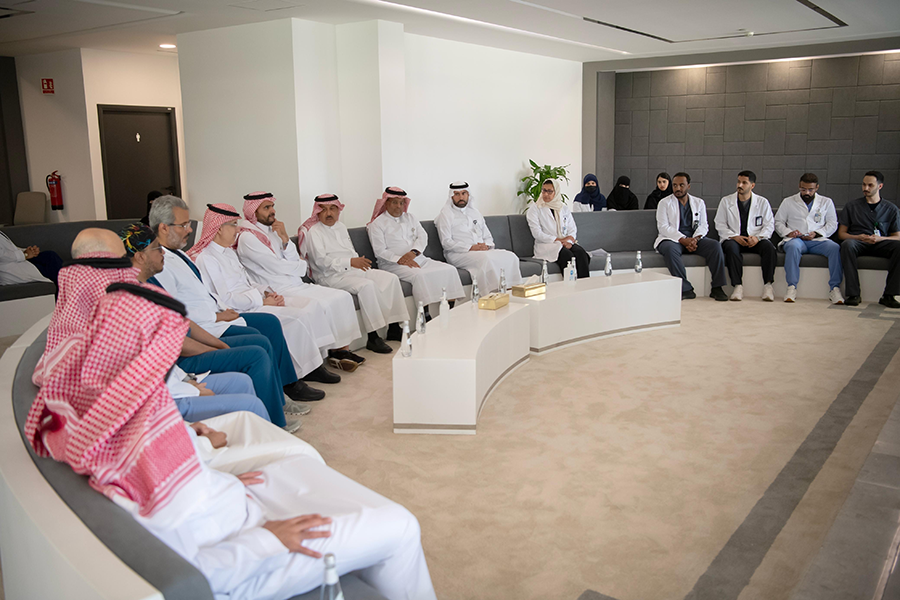 مجموعة من الفنيين في قسم جراحة العظام  في حفل تخريج اول دفعة من فنيي التجبير بحضور الإدارة العليا