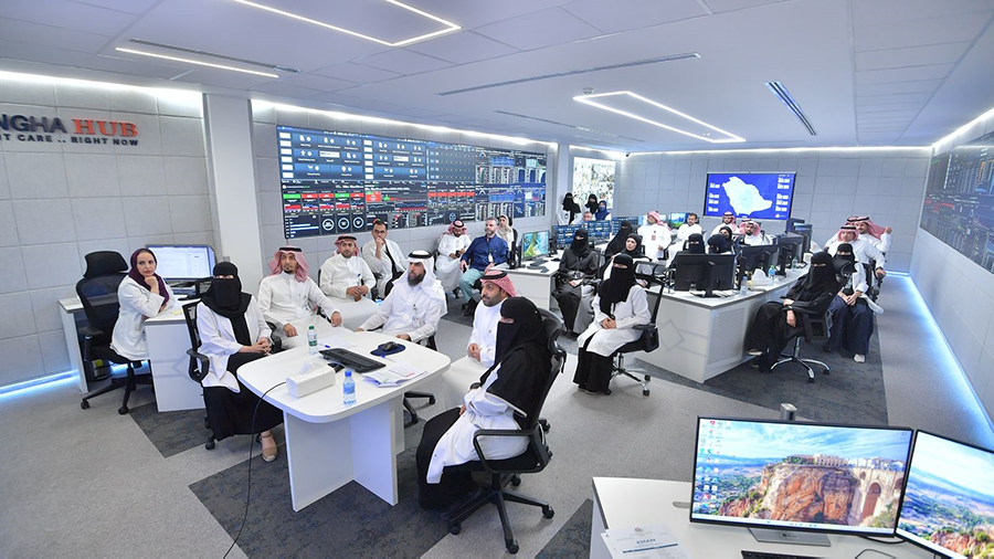 مجموعة من منسوبي الشؤون الصحية بوزارة الحرس الوطني أثناء الإعلان عن تحقيق اعتماد نموذج نضج أنظمة التحليلات للبيانات