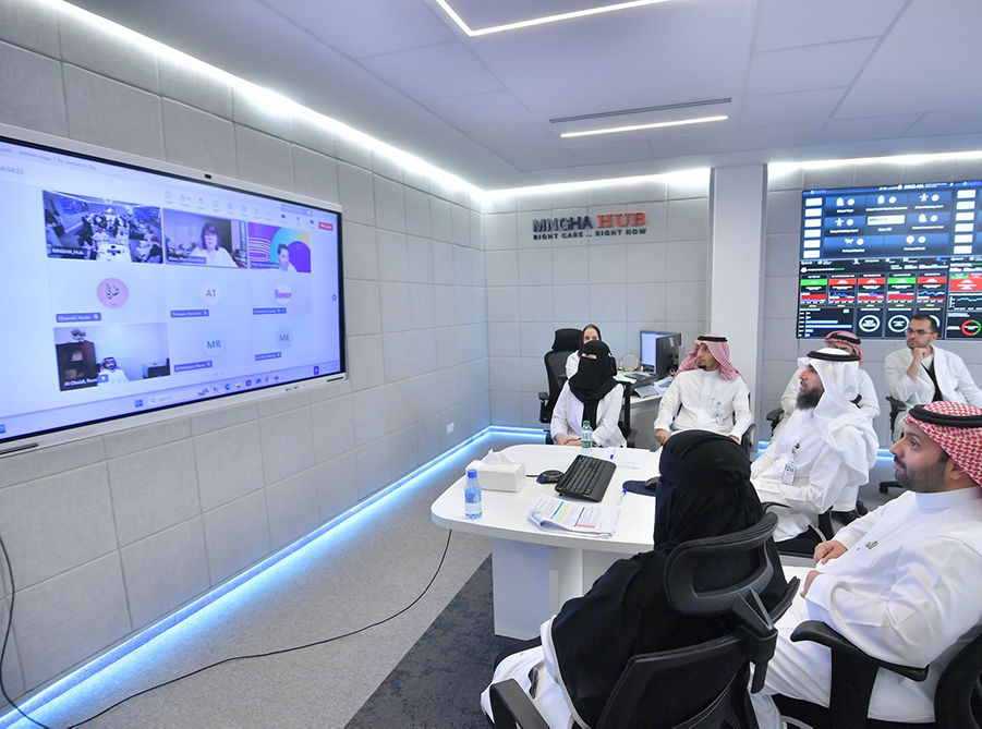 مجموعة من منسوبي الشؤون الصحية بوزارة الحرس الوطني أثناء الإعلان عن تحقيق اعتماد نموذج نضج أنظمة التحليلات للبيانات