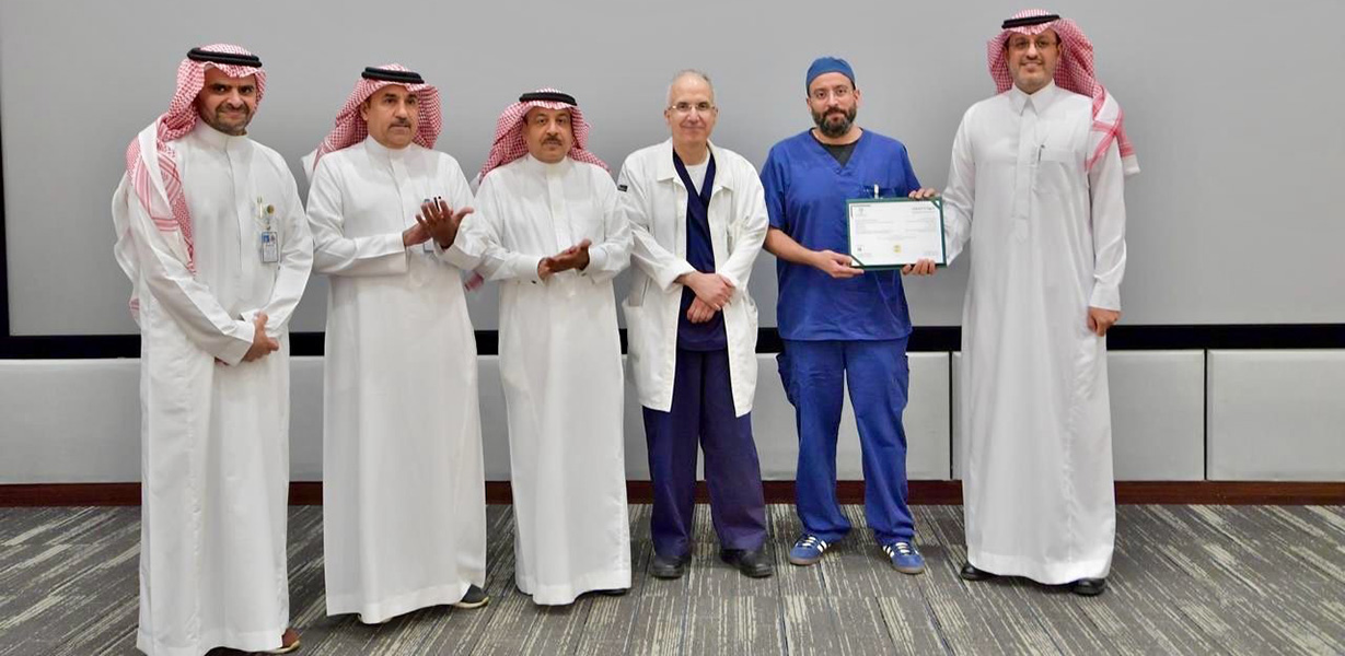 أحد الأطباء من بنك العيون بمدينة الملك عبدالعزيز الطبية بالرياض يستلم الشهادة بحضوة الإدارة العليا