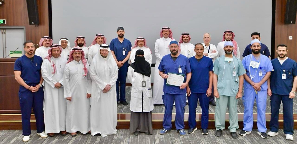 مجموعة من الأطباء في قسم بنك العيون يحملون شهادة اعتماد ISO بحضور الإدارة العليا