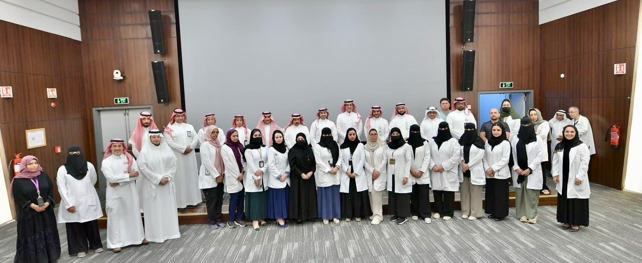 صورة جماعية للأطباء في بنك العيون بمدينة الملك عبدالعزيز الطبية بالرياض مع الإدارة العليا
