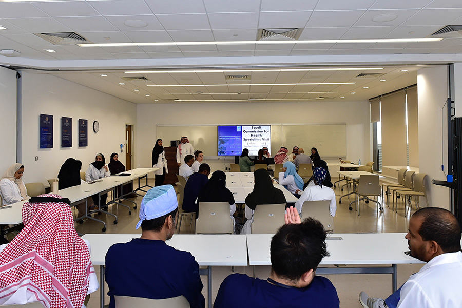 مجموعة من منسوبي الشؤون الصحية بوزارة الحرس الوطني في ورشة عمل الإدارة العامة للموارد البشرية وهيئة التخصصات الصحية