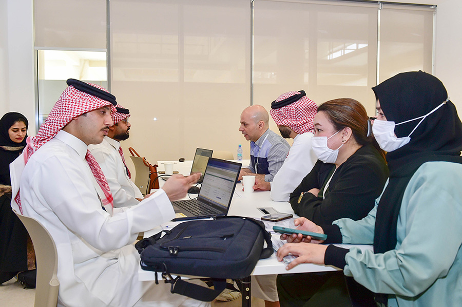 الممارسين الصحيين خلال الاستفسار عن سجلاتهم في الهيئة مع ممثلي الهيئة السعودية للتخصصات الصحية​